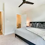Modern And Stylish Condo 5 Mi To Downtown Charlotte