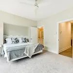 Modern And Stylish Condo 5 Mi To Downtown Charlotte