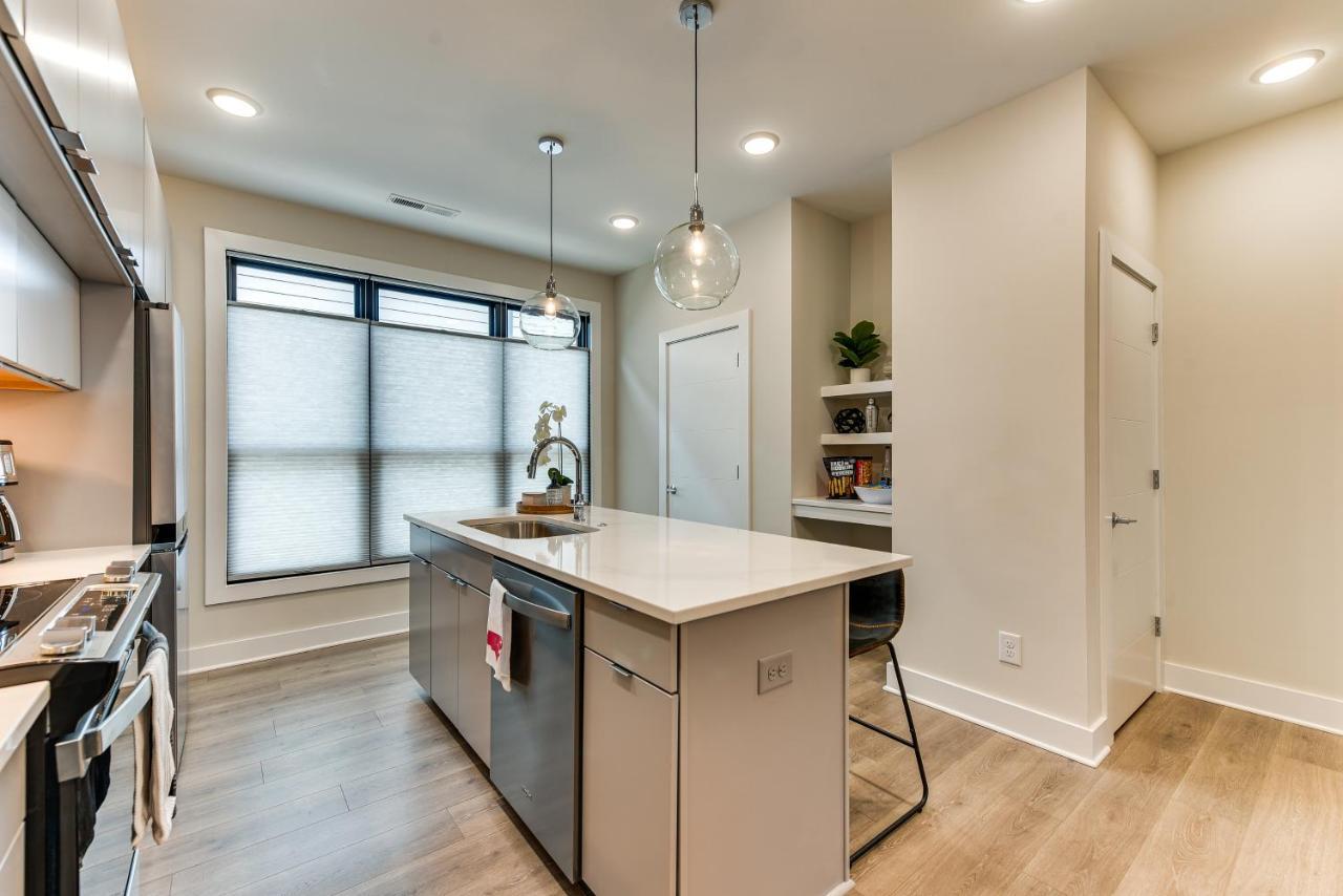 Modern And Stylish 5 Mi To Downtown Apartment