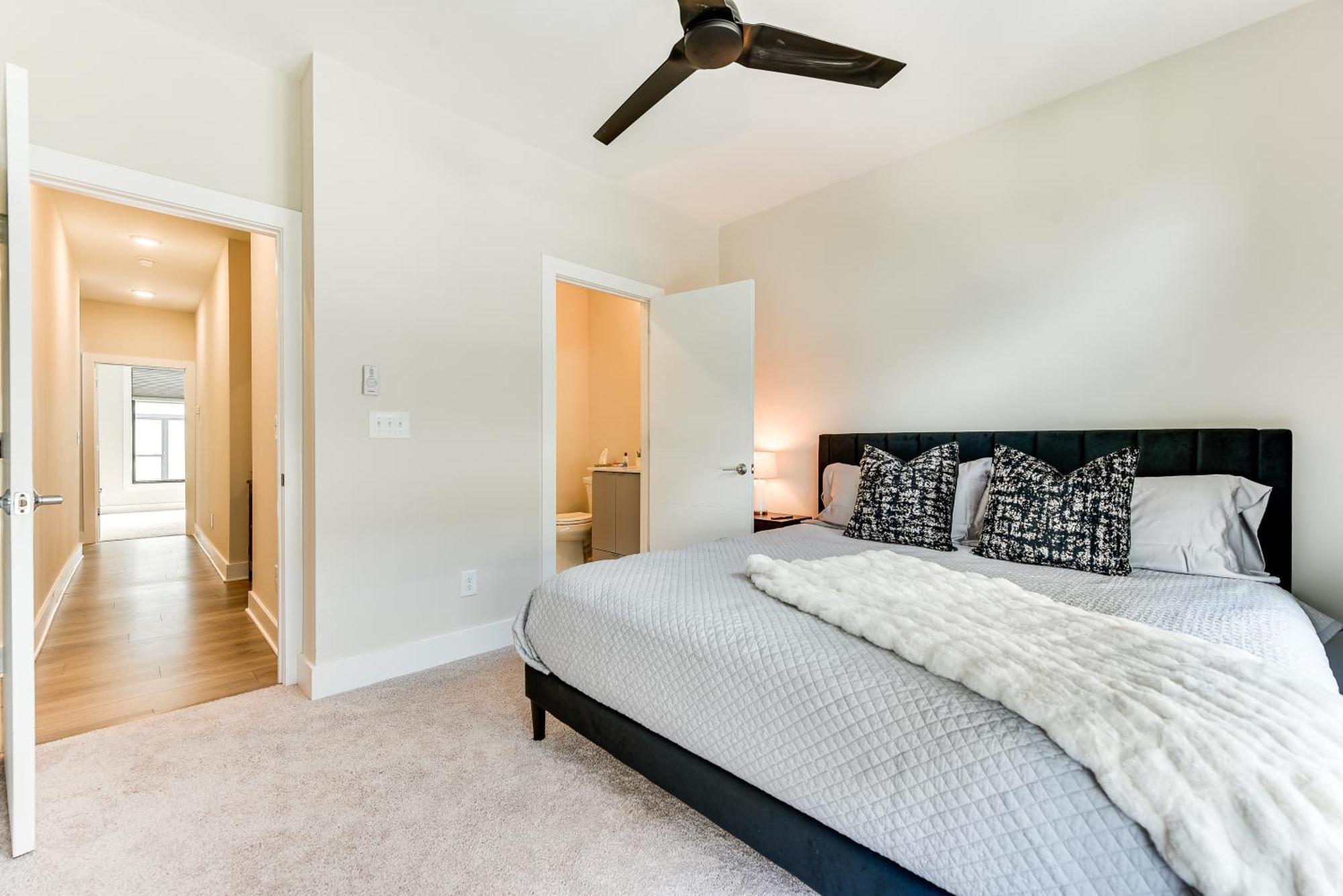 Modern And Stylish 5 Mi To Downtown Apartment