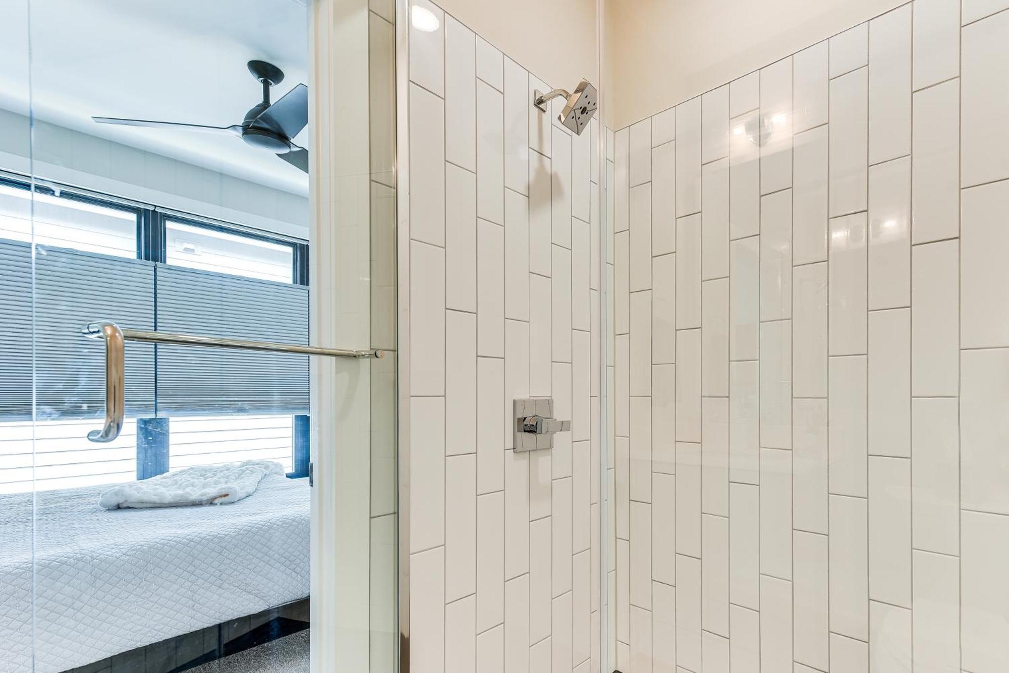 Apartment Modern And Stylish 5 Mi To Downtown