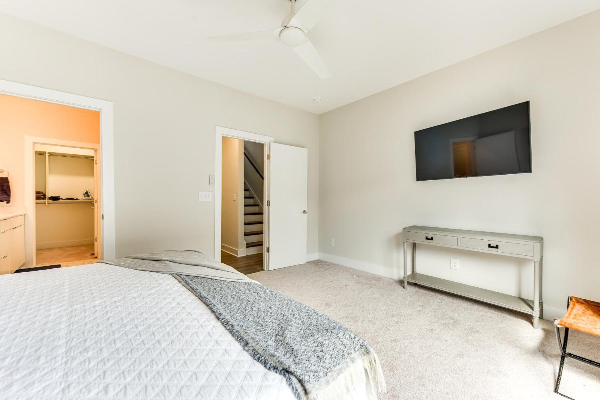 Modern And Stylish 5 Mi To Downtown Apartment *